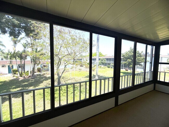 Foto del edificio - FIRST MONTHS RENT FREE!!! Beautiful 2 MASTER SUITE CONDO in Central Ft. Myers with Over 1200 Sqft.