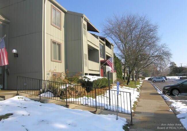 Foto del edificio - 9635 Bayview Dr