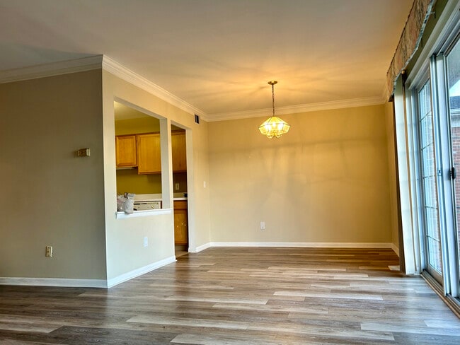 Building Photo - 474 Fox Hills Dr S