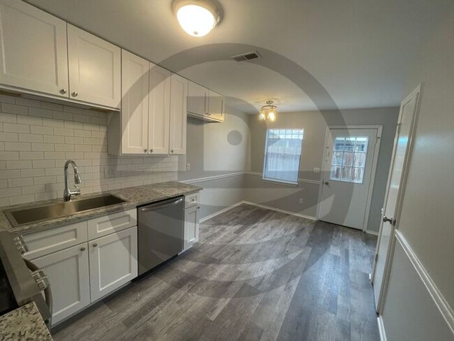 Building Photo - 2 Beds & 1 Bath House | Pet-Friendly | No ...
