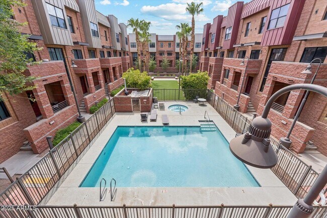 vista desde el patio de entrada - 330 S Farmer Ave