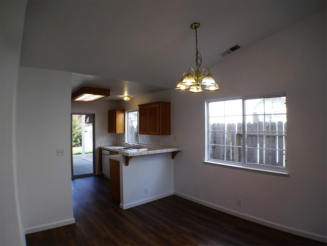 Building Photo - 2193 Huntington Dr