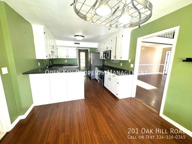 Building Photo - Spacious 3-Bedroom Haven with 4 Full Baths...