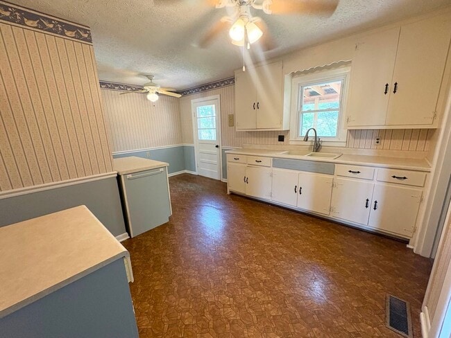 Building Photo - Clean Cozy Home!