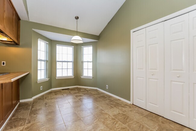 Building Photo - 737 Stone Hedge Dr