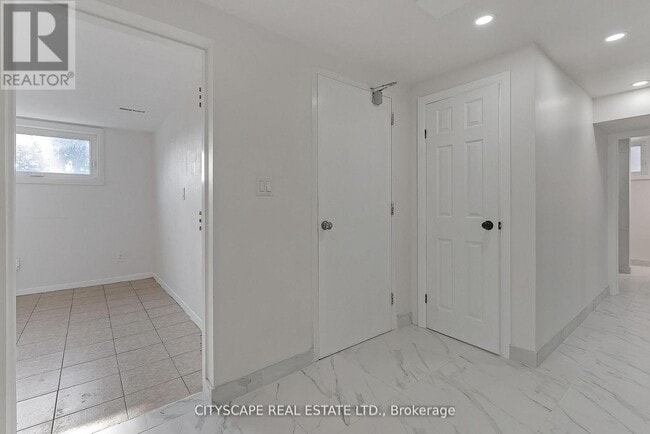 Building Photo - 2724 Lake Shore Blvd W