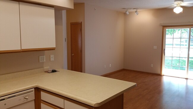 Building Photo - 2 bedroom, 1 bath condo on Iowa City's sou...