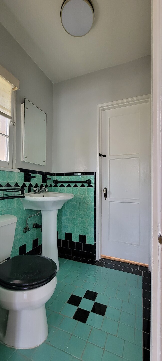 Baño 2 - 6201 W 6th St