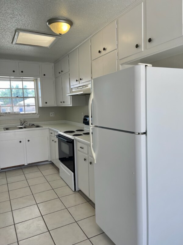 Foto del edificio - 8631 Mettler Dr
