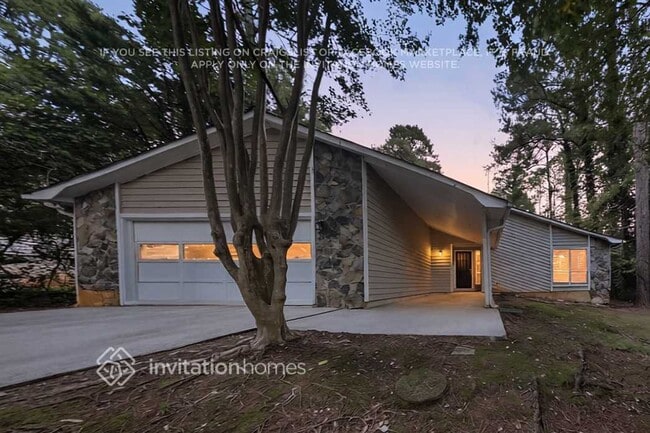 Building Photo - 614 Oxford Hall Dr SW