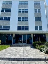 Building Photo - 1100 N Shore Dr NE