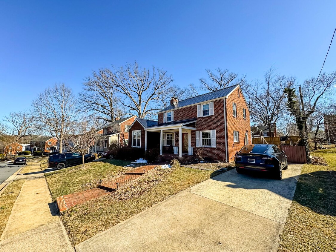 Primary Photo - Fantastic 3 Bed 2.5 Brick Home With Spacio...