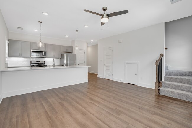 Foto del edificio - Split plan with bonus office/hobby room!