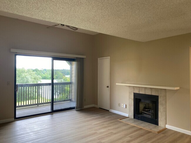 Foto del edificio - MOVE-IN SPECIAL!!!Charming 1-Bedroom Condo...