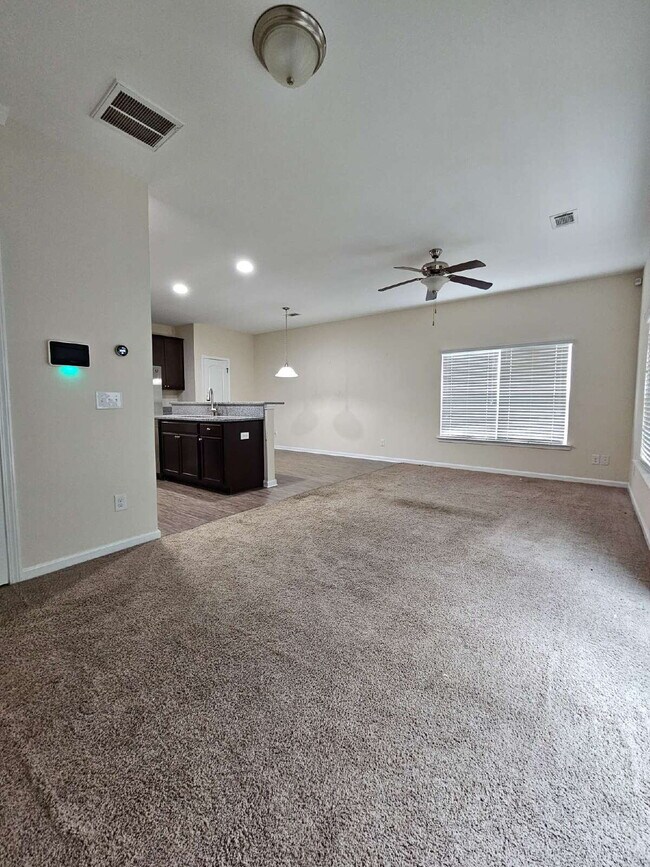 Building Photo - Luxury Townhouse in Richmond Hill.  Get Bu...