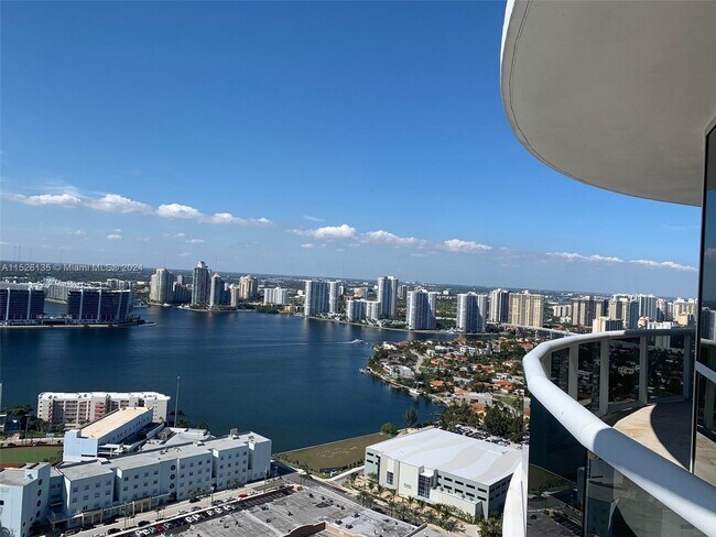 Foto del edificio - 18101 Collins Ave