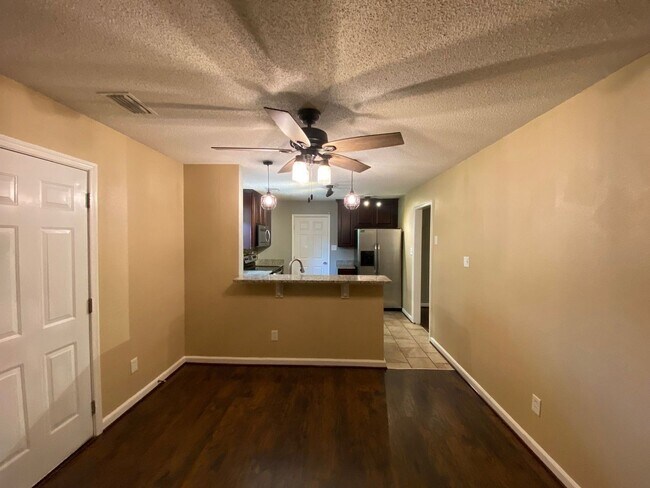 Foto del edificio - Charming 3-Bedroom Ranch !! "ASK ABOUT OUR...