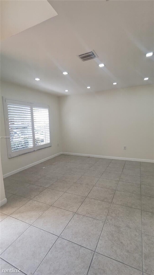 Building Photo - 4 br, 2.5 bath House - 213 E Forest Oak Ci...
