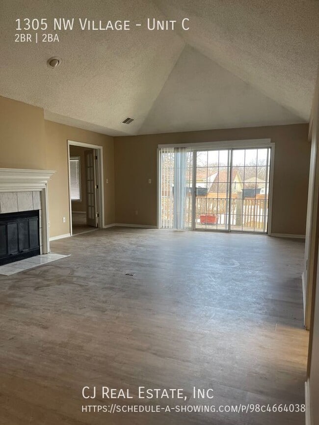 Building Photo - 1305 NW Village-Unit C