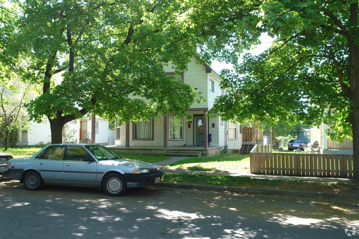 Building Photo - 1017 W Augusta Ave