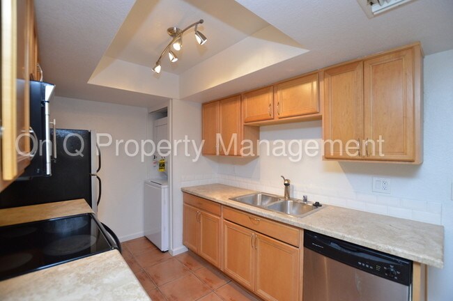 Building Photo - 740 W Elm St