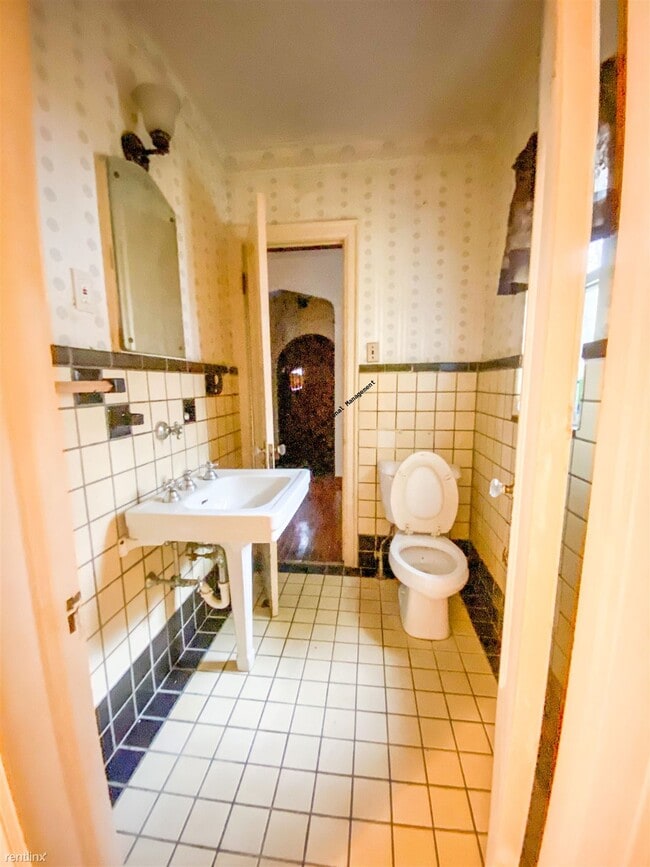 Building Photo - 4 br, 2.5 bath House - 1213 Welch Blvd