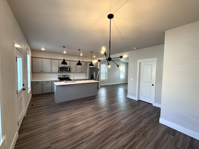 Building Photo - 3 Bed / 2.5 Bath Modern Home on Billings West End