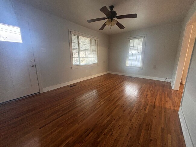 Building Photo - Cute 2 bedroom Hillcrest Bungalow