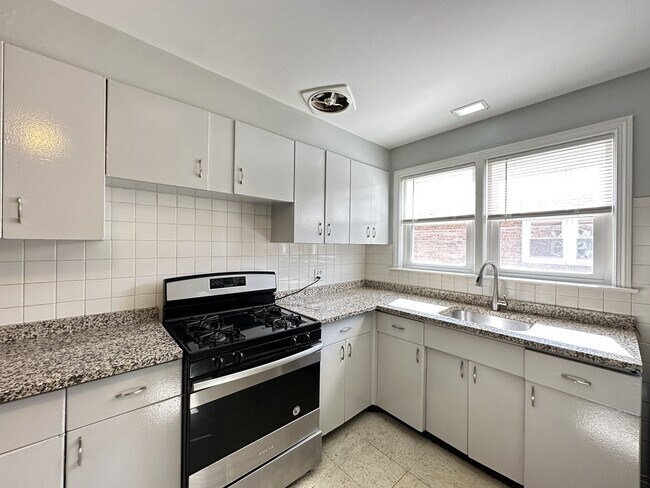 Building Photo - 9056 Lamon Ave