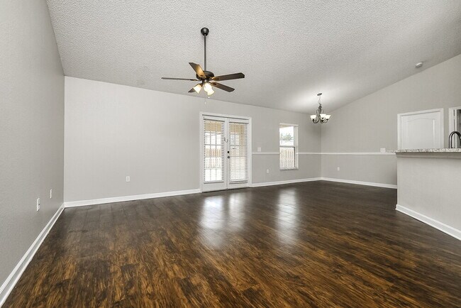 Building Photo - 6025 Live Oak Dr