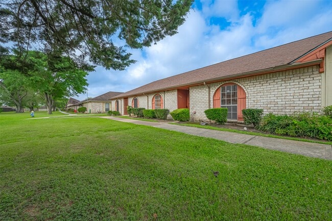 Building Photo - 12223 Sharpview Dr