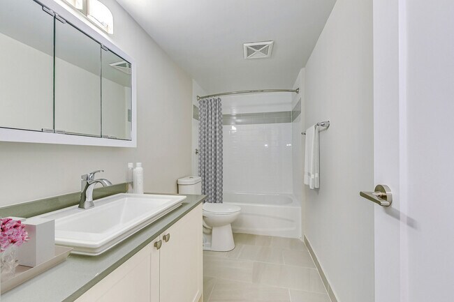 Photo du bâtiment - Surrey Lane Apartments