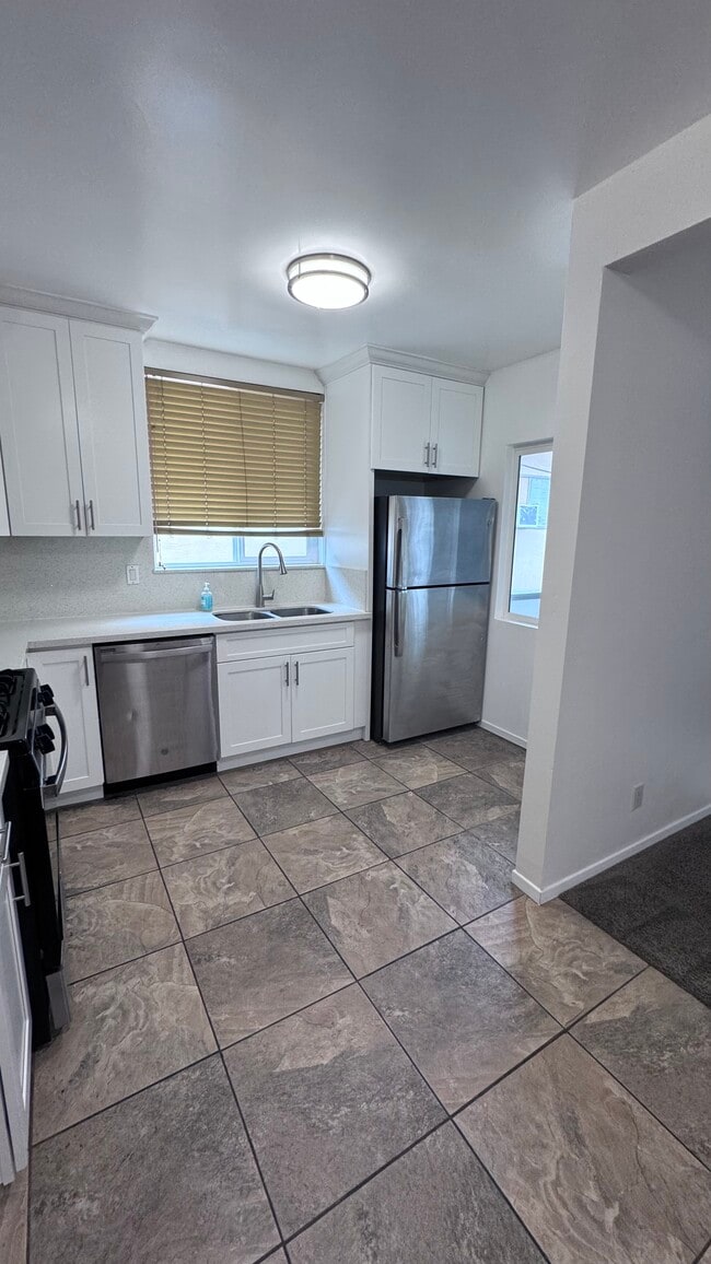Kitchen - 11983 Walnut Ln