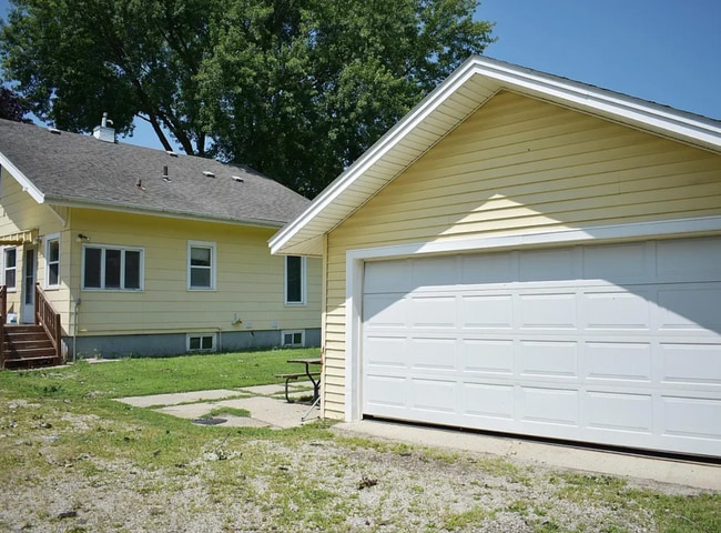 2 car garage plus additional outside parking - 1003 S Elm Ave