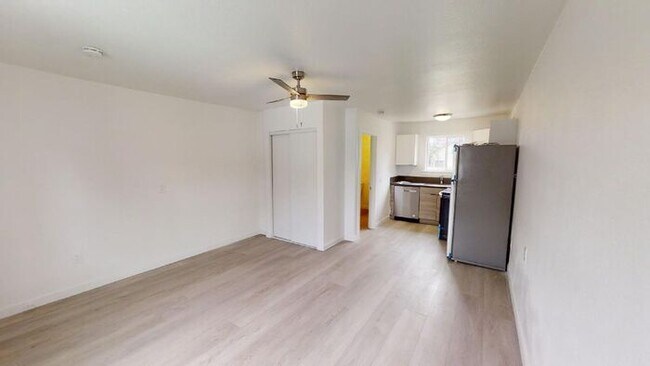 Foto del edificio - Renovated Phoebe Flats Retreat: On-Site Taqueria, Prime Location & 1st Month Rent FREE!