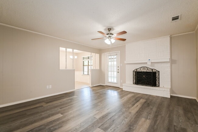 Building Photo - 302 Memorial Dr