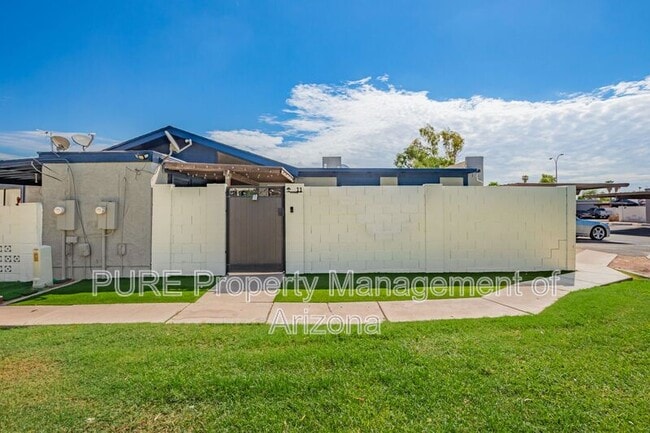 Building Photo - 712 N Santa Barbara