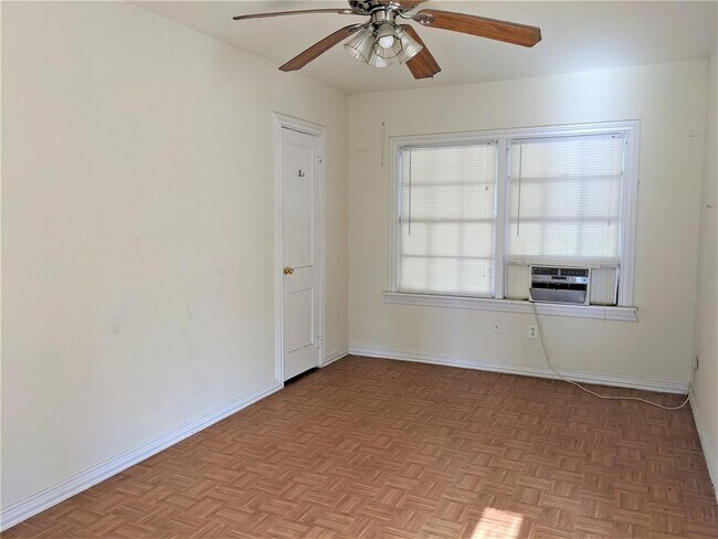 Building Photo - 909 W 13th St