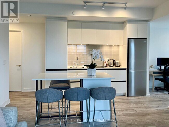 Photo du bâtiment - 8 Beverley Glen Blvd