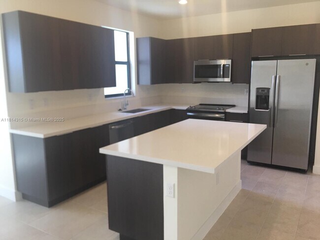 Foto del edificio - 8111 NW 104th Ct