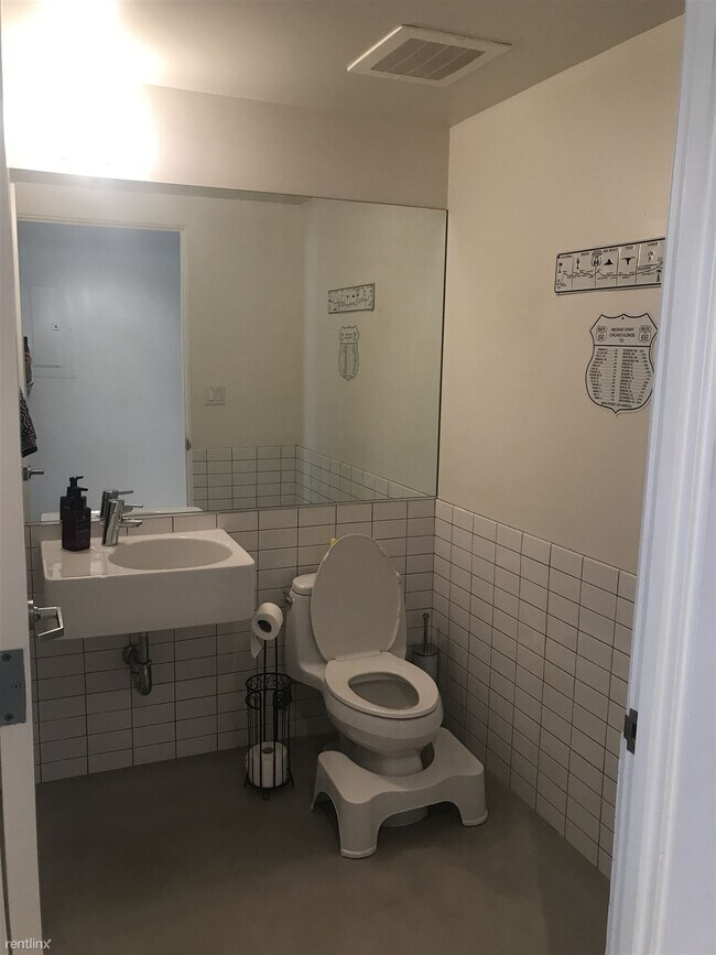Building Photo - 2 br, 2.5 bath Condo - 2400 Corinth Avenue 22