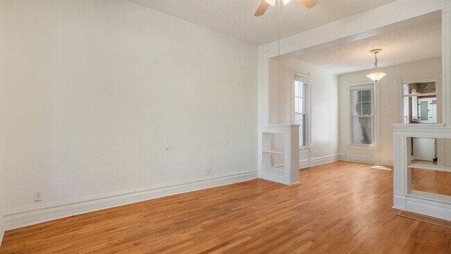 Foto del edificio - Unique 2 Bed, 1 Bath Home in the Lincoln P...