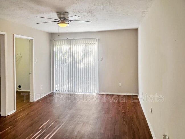 Foto del edificio - 304 Manuel Dr