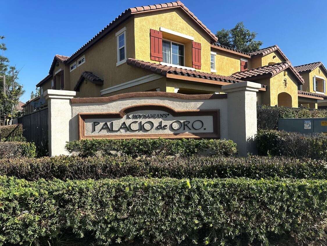 Foto principal - Charming 3 bed, 3 bath Townhome for Rent