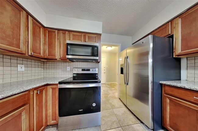 Building Photo - 14922 Spring Lake Dr