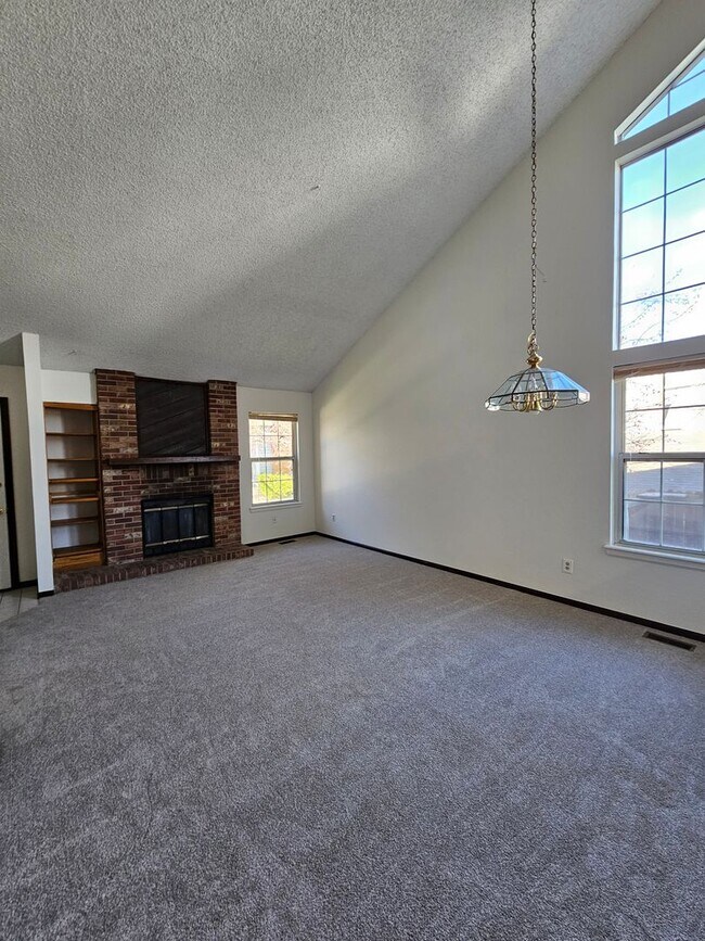 Building Photo - End Unit Condo with Private Patio