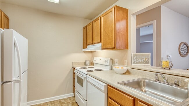 Sandston Plateau Senior Apartments - Kitchen - Sandston Plateau Senior Apartments
