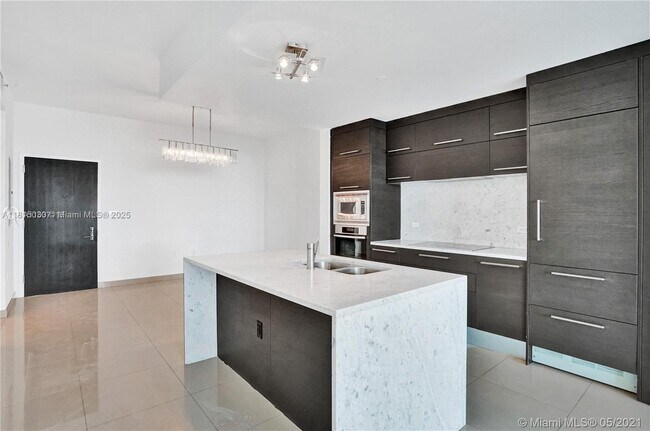 Building Photo - 900 Biscayne Blvd