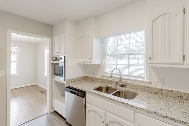 Building Photo - NOW OFFERING $250 OFF THE FIRST FULL MONTH...