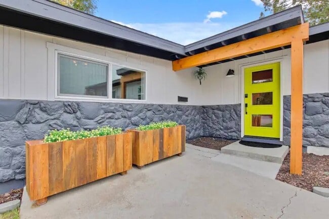 Building Photo - 3909 W Normandie Dr